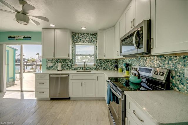 2567 Cay CV, Matlacha, FL 33993