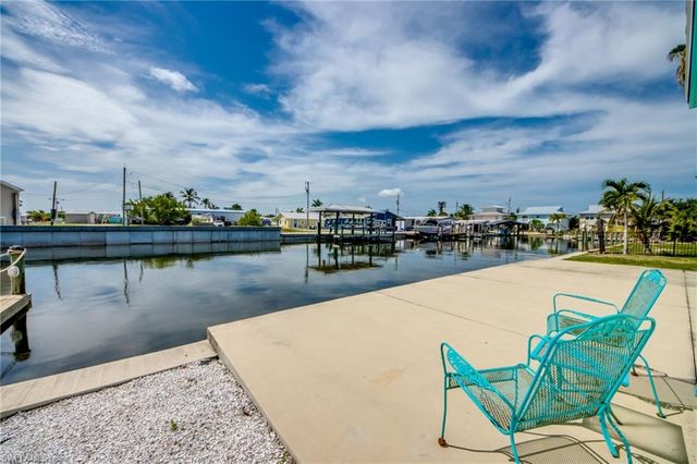 2567 Cay CV, Matlacha, FL 33993
