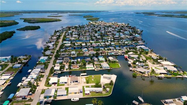 2567 Cay CV, Matlacha, FL 33993