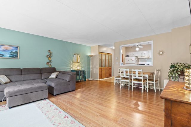 49 Windsor Dr 301, Holliston, MA 01746