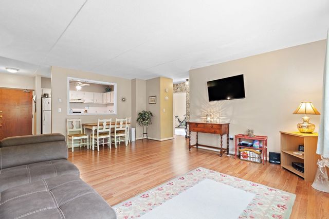 49 Windsor Dr 301, Holliston, MA 01746