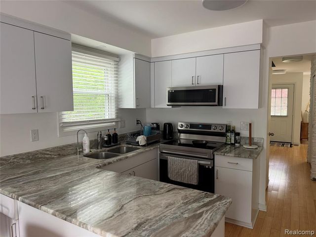5589 Loveland Street, West Bloomfield, MI 48322
