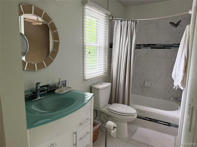 5589 Loveland Street, West Bloomfield, MI 48322
