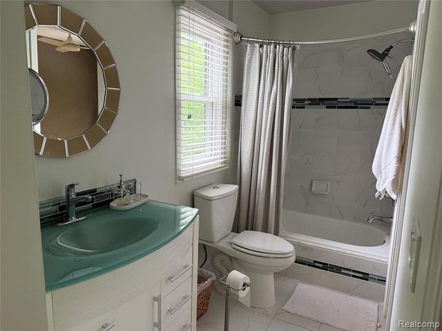 5589 Loveland Street, West Bloomfield, MI 48322