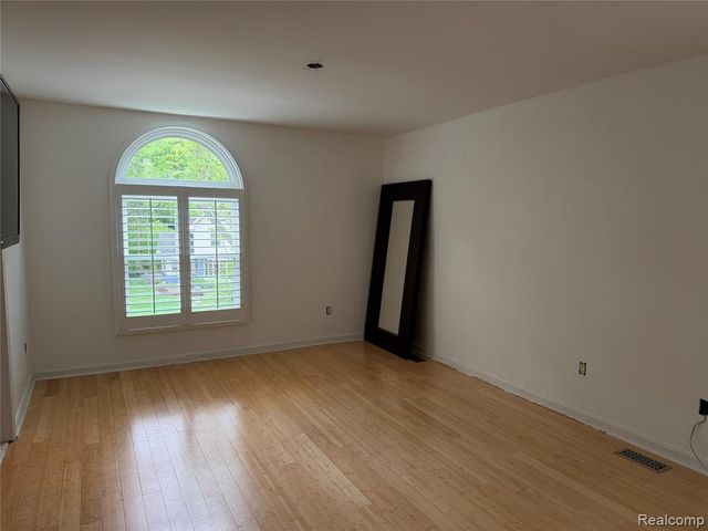 5589 Loveland Street, West Bloomfield, MI 48322