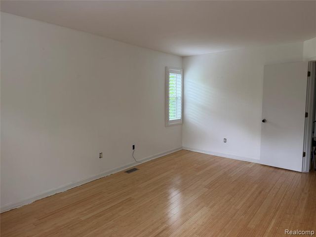 5589 Loveland Street, West Bloomfield, MI 48322