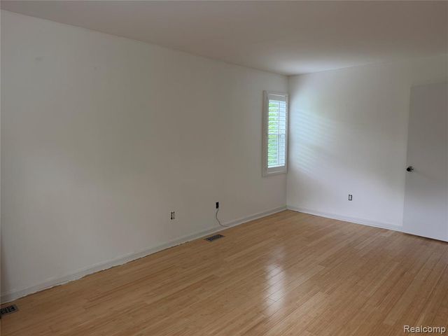 5589 Loveland Street, West Bloomfield, MI 48322