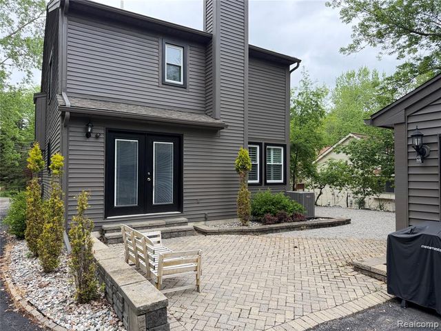 5589 Loveland Street, West Bloomfield, MI 48322