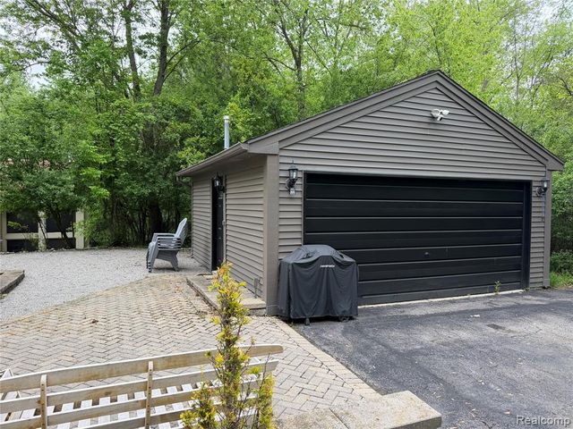 5589 Loveland Street, West Bloomfield, MI 48322