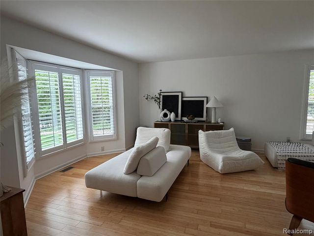 5589 Loveland Street, West Bloomfield, MI 48322
