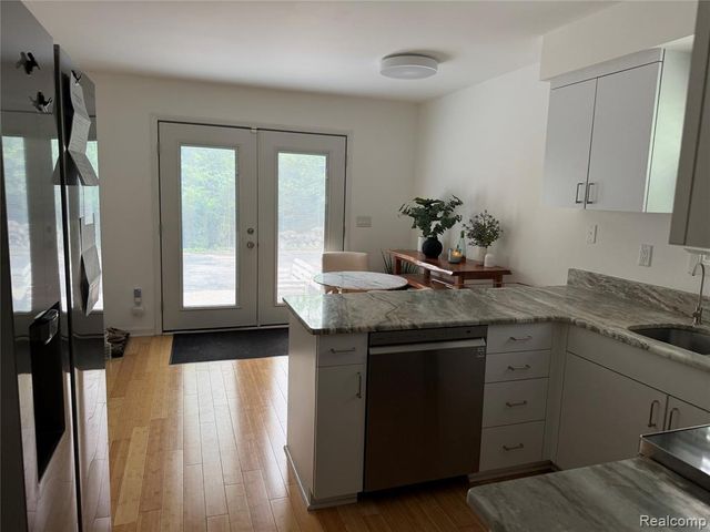 5589 Loveland Street, West Bloomfield, MI 48322