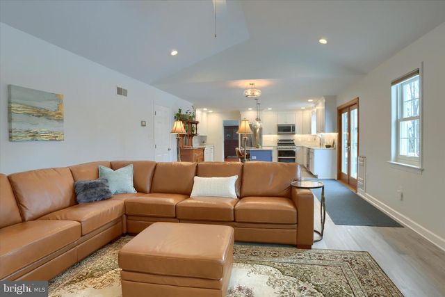 1147 CASPIAN DR, York, PA 17404