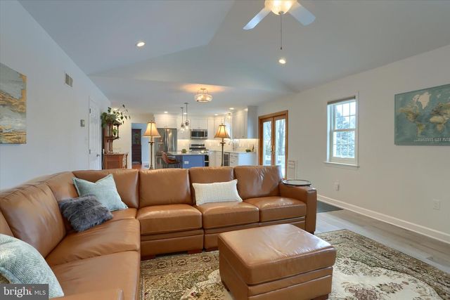 1147 CASPIAN DR, York, PA 17404