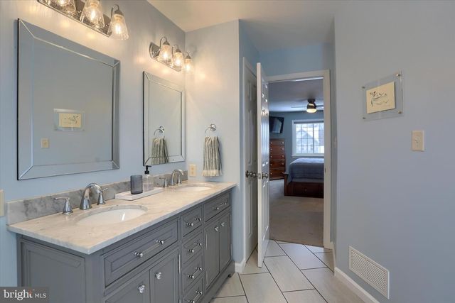 1147 CASPIAN DR, York, PA 17404