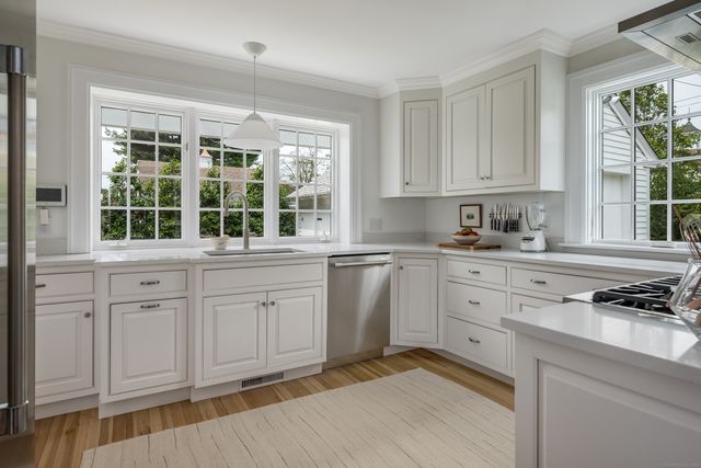 8 Lieutenant River Lane, Old Lyme, CT 06371