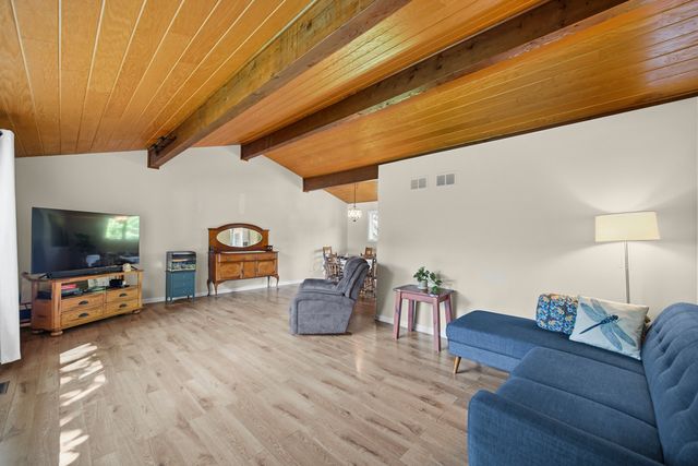 34 Londonderry Lane, Lincolnshire, IL 60069