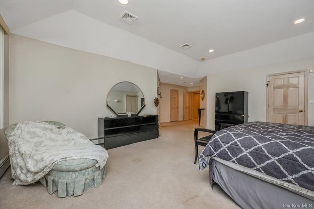 6 Twilight Court, Melville, NY 11747