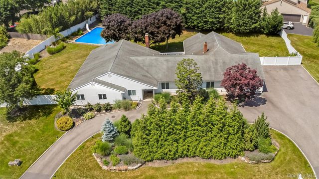 6 Twilight Court, Melville, NY 11747