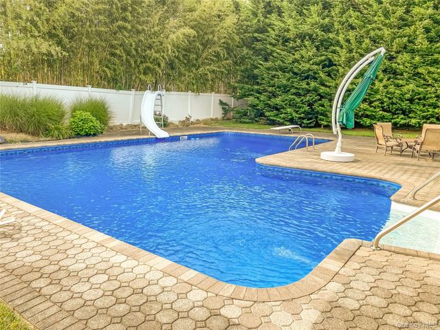 6 Twilight Court, Melville, NY 11747