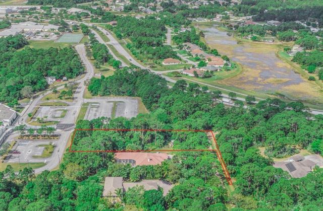 104 NE Charleston Oaks Drive, Port St. Lucie, Port St Lucie, FL 34983