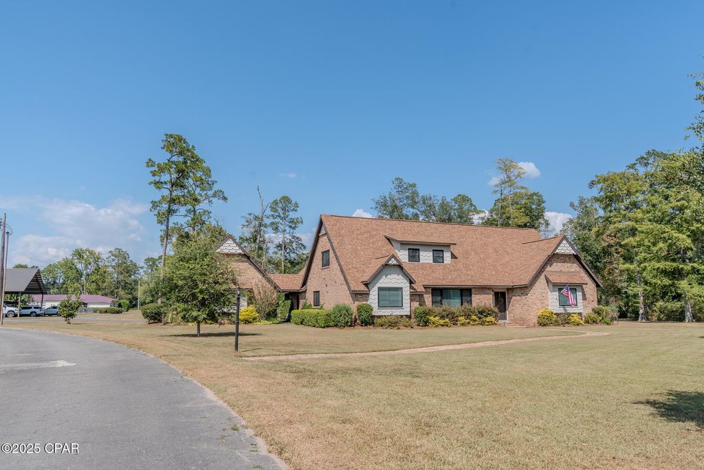 1154 10th Avenue, Graceville, FL 32440