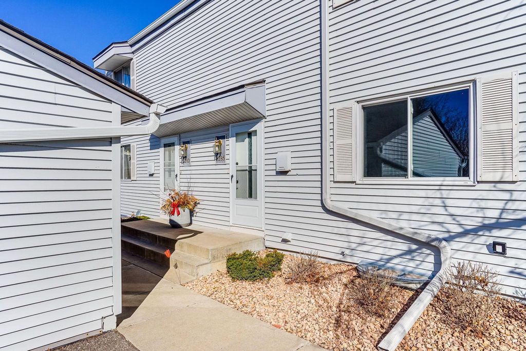 2285 Pond Avenue E, Maplewood, MN 55119
