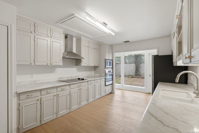484 E OLMOS DR, Olmos Park, TX 78212