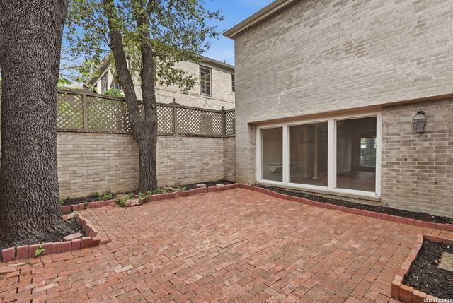 484 E OLMOS DR, Olmos Park, TX 78212