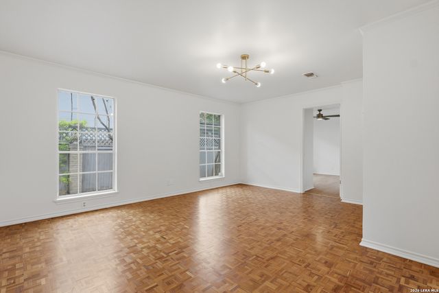 484 E OLMOS DR, Olmos Park, TX 78212
