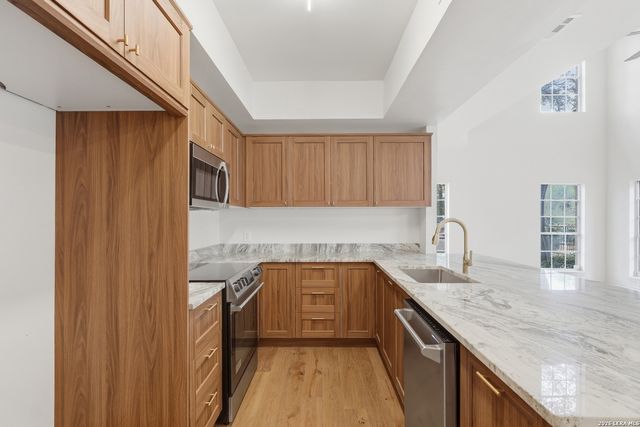 484 E OLMOS DR, Olmos Park, TX 78212