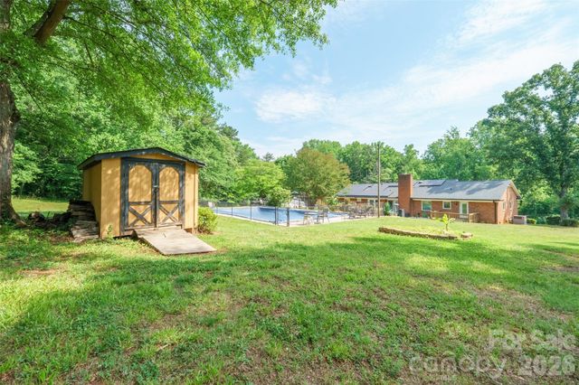 435 W Central Avenue, Mount Holly, NC 28120