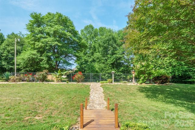435 W Central Avenue, Mount Holly, NC 28120