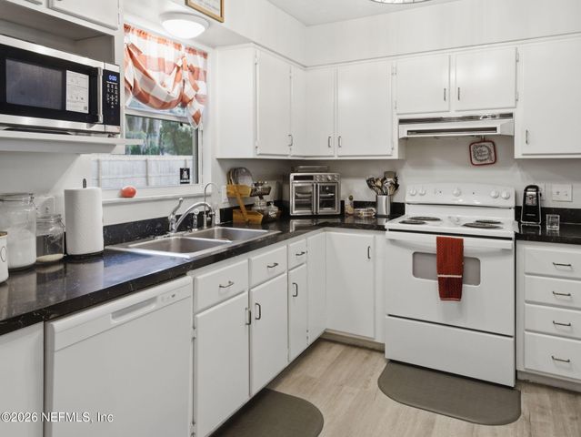 334 7TH Way, Interlachen, FL 32148