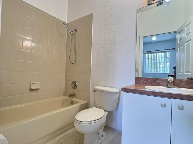 8833 S ISLES Circle 8833, Tamarac, FL 33321