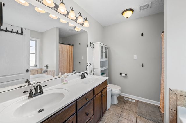1101 Meachem Dr, Clarksville, TN 37042