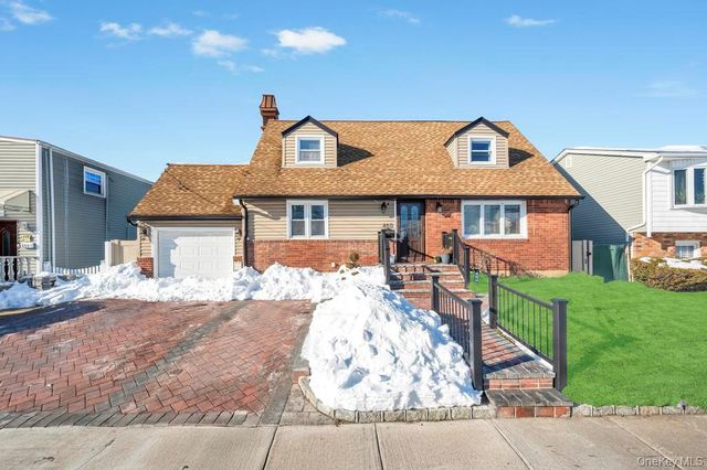 460 Roquette Avenue, Floral Park, NY 11001