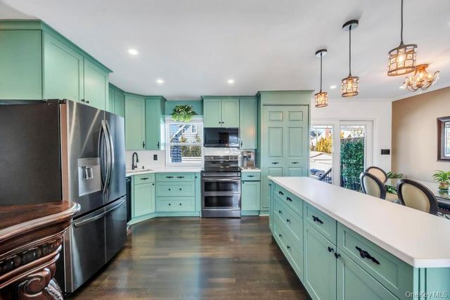 460 Roquette Avenue, Floral Park, NY 11001