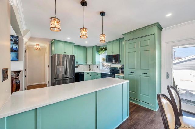 460 Roquette Avenue, Floral Park, NY 11001