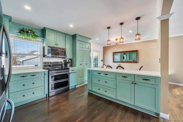 460 Roquette Avenue, Floral Park, NY 11001