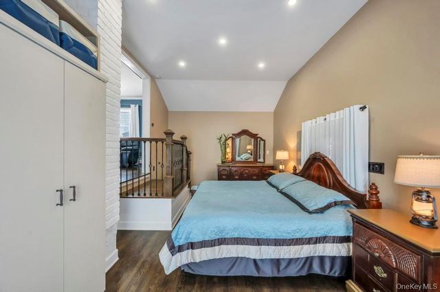 460 Roquette Avenue, Floral Park, NY 11001