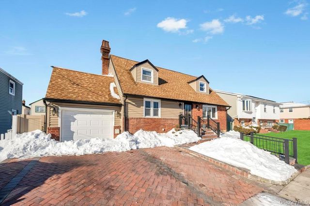 460 Roquette Avenue, Floral Park, NY 11001