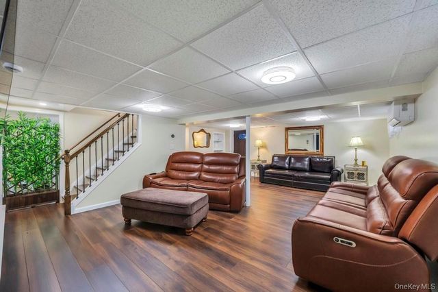 460 Roquette Avenue, Floral Park, NY 11001