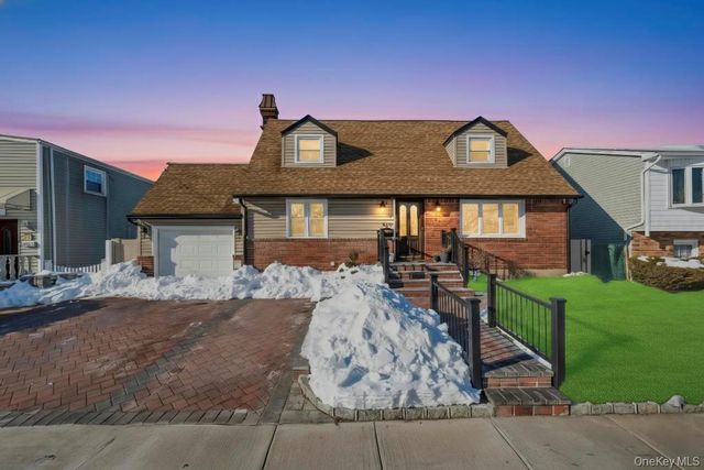 460 Roquette Avenue, Floral Park, NY 11001