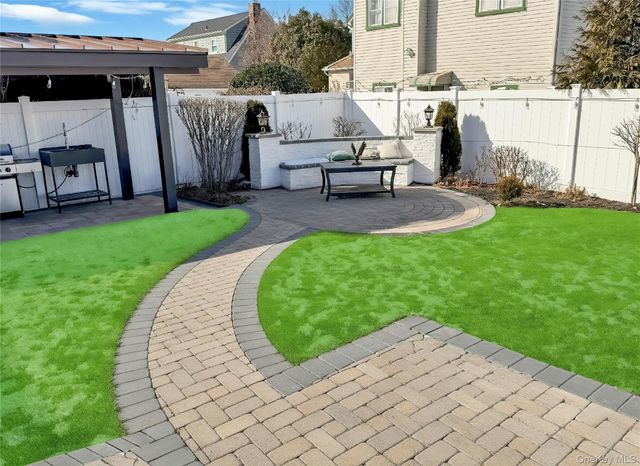 460 Roquette Avenue, Floral Park, NY 11001