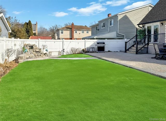 460 Roquette Avenue, Floral Park, NY 11001