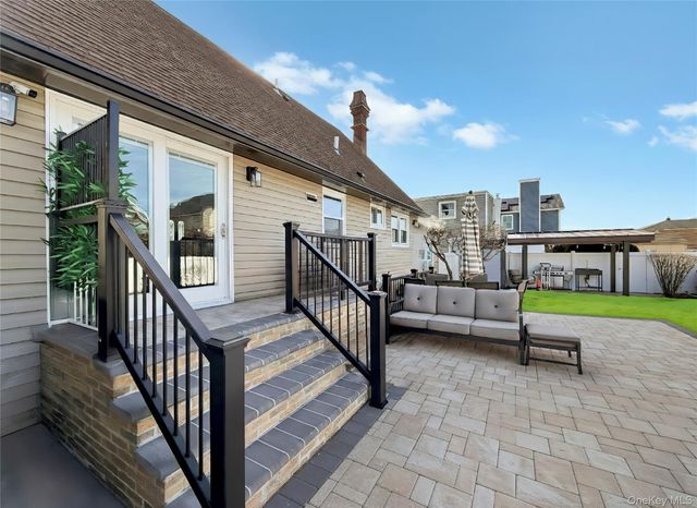 460 Roquette Avenue, Floral Park, NY 11001