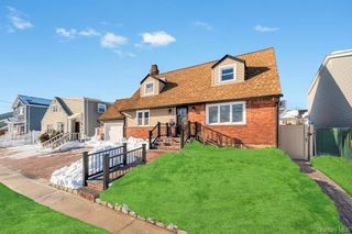 460 Roquette Avenue, Floral Park, NY 11001