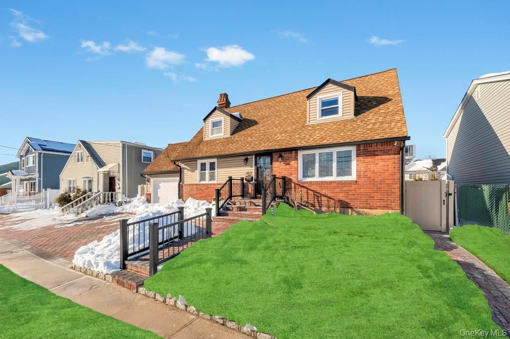 460 Roquette Avenue, Floral Park, NY 11001