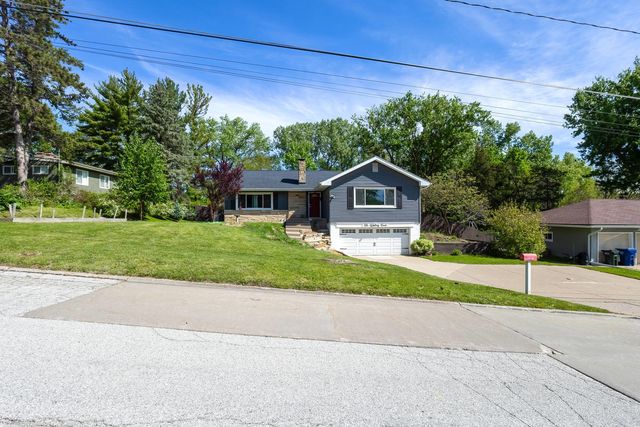 10 Waverly Court, Davenport, IA 52804