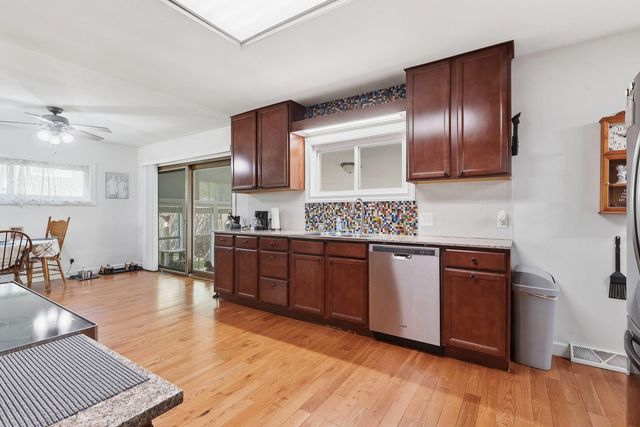 10 Waverly Court, Davenport, IA 52804